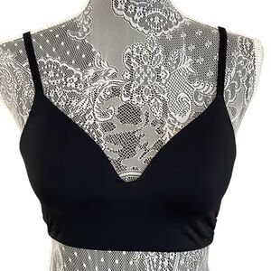 Victoria’s Secret T-shirt lightly lined wireless size 34A black convertible bra.